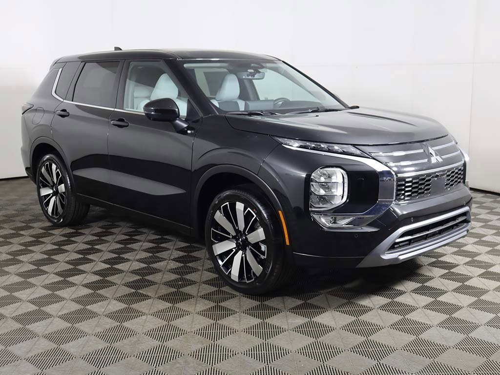 New 2025 Mitsubishi Outlander SE image 2