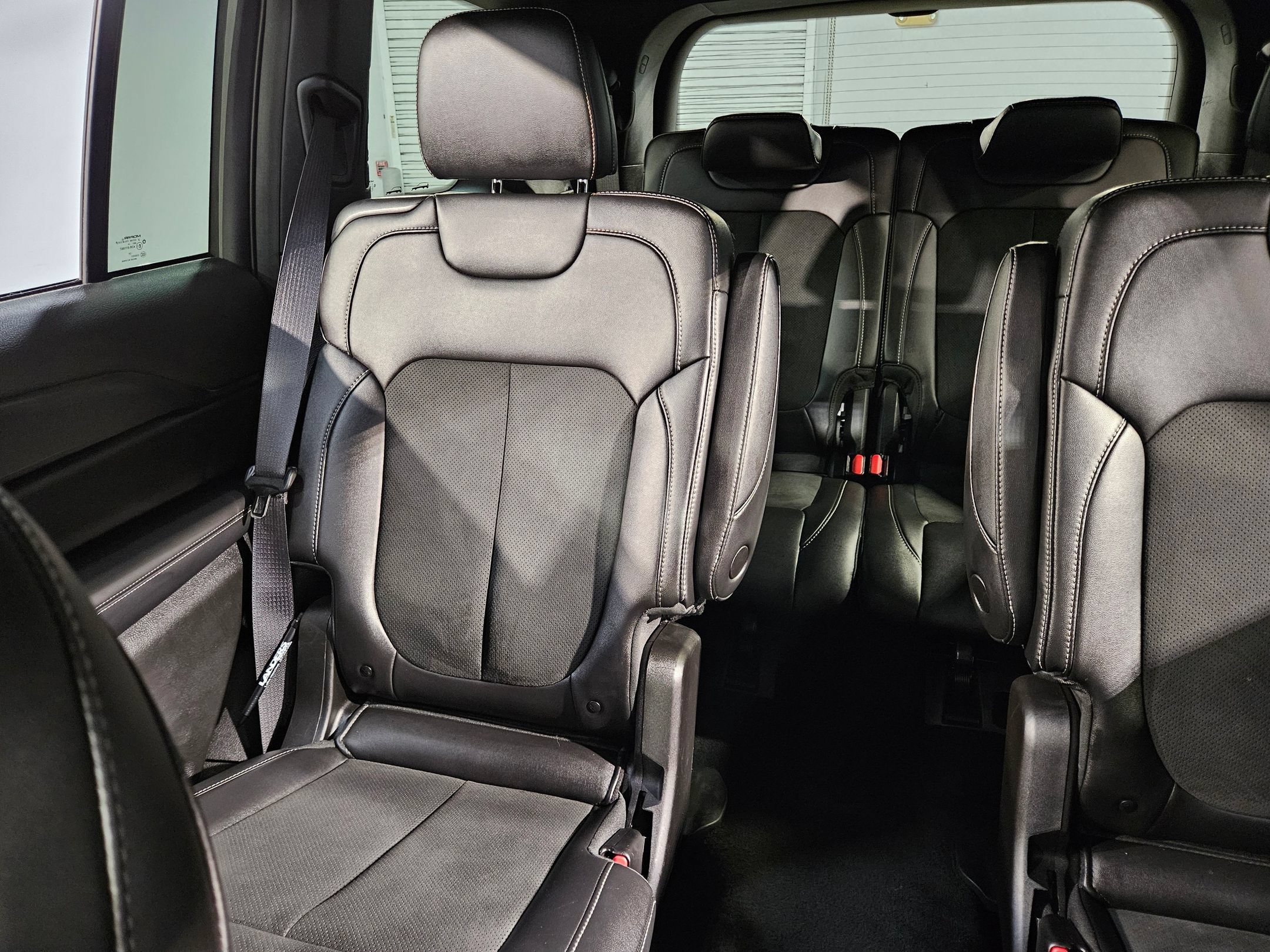 Used 2025 Jeep Grand Cherokee L Laredo RWD image 12