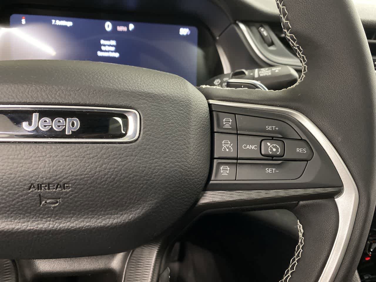 Used 2025 Jeep Grand Cherokee Altitude AWD/4WD image 22