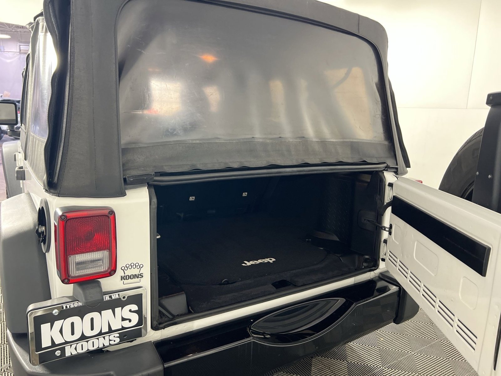 Used 2016 Jeep Wrangler Unlimited Willys image 24