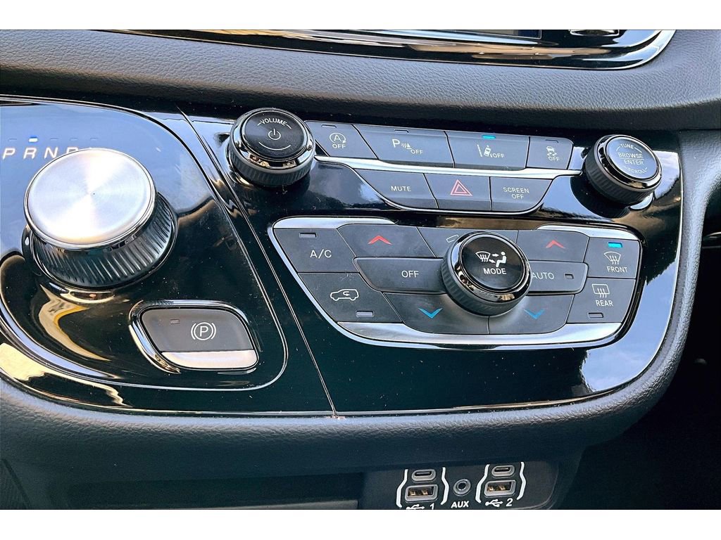 Used 2025 Chrysler Pacifica Select image 30