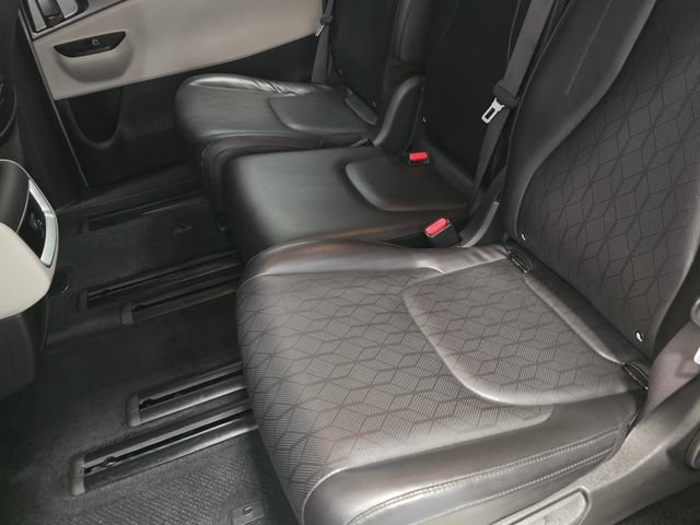 Used 2023 Kia Carnival LX FWD image 28