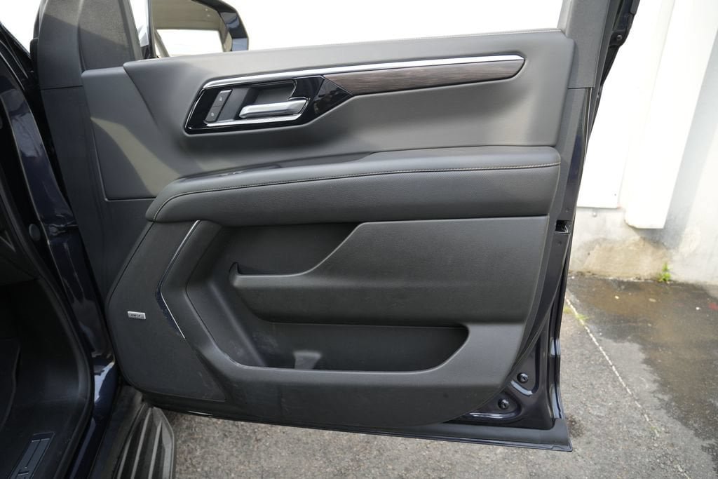 Used 2025 Chevrolet Suburban Premier AWD/4WD image 35