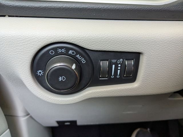 Used 2023 Chrysler Pacifica Touring-L FWD image 23