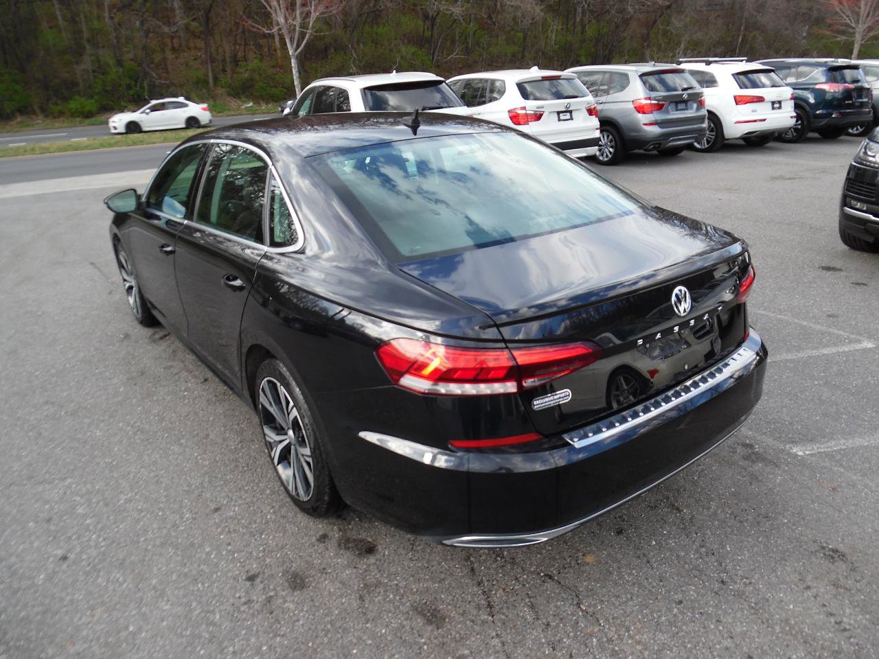 Used 2022 Volkswagen Passat 2.0T SE image 3