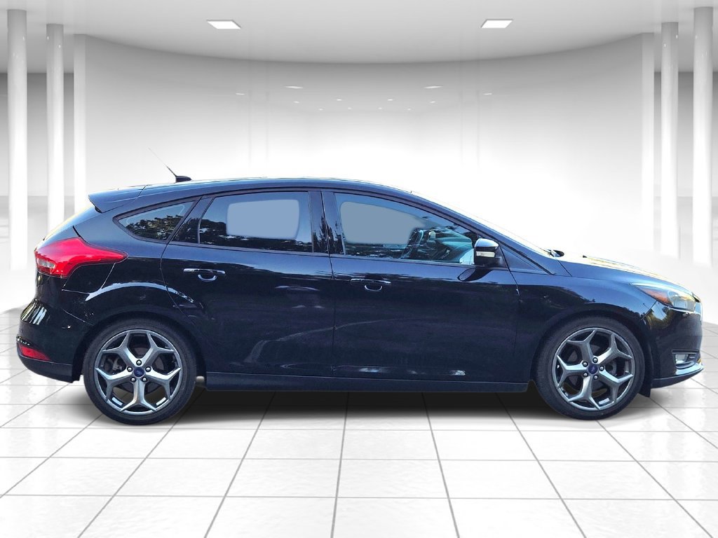 Used 2018 Ford Focus SEL w/ Cold Weather Package FWD image 2