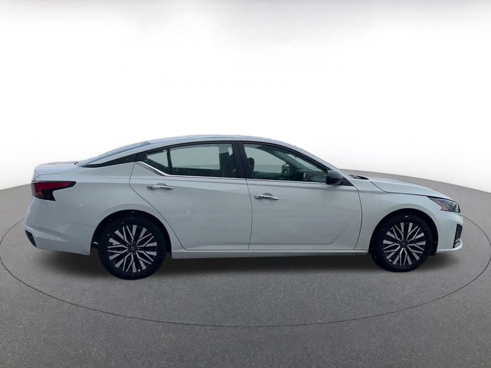 Used 2025 Nissan Altima 2.5 SV image 16