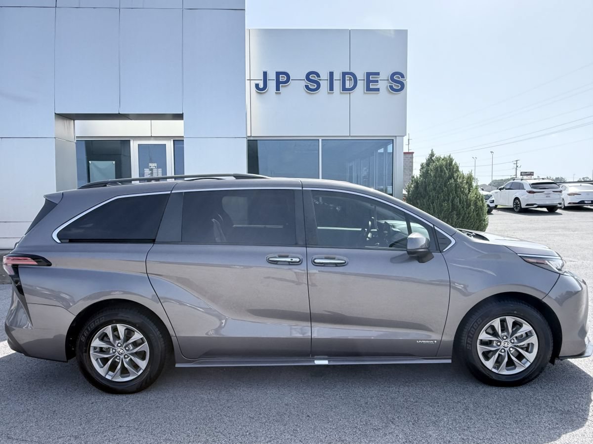 Used 2021 Toyota Sienna XLE w/ XLE Plus Package FWD image 3