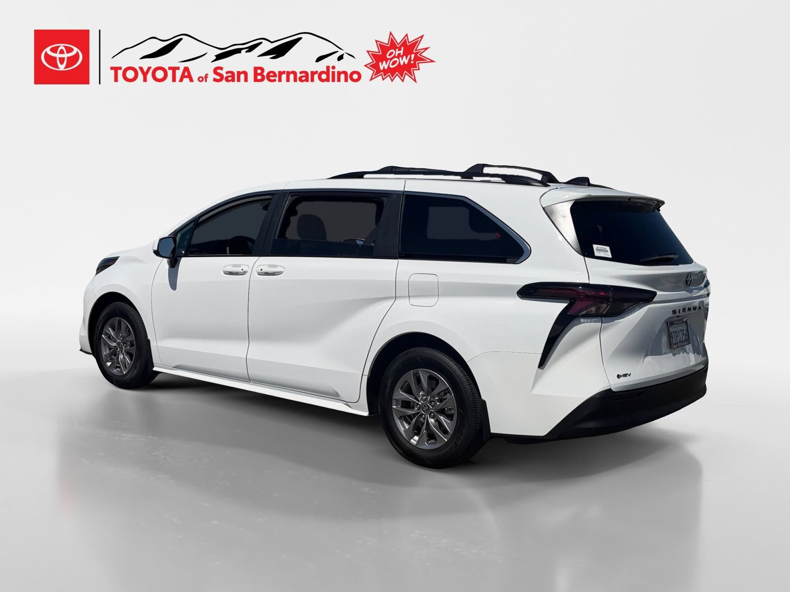 Used 2025 Toyota Sienna LE w/ LE Plus Package FWD image 3