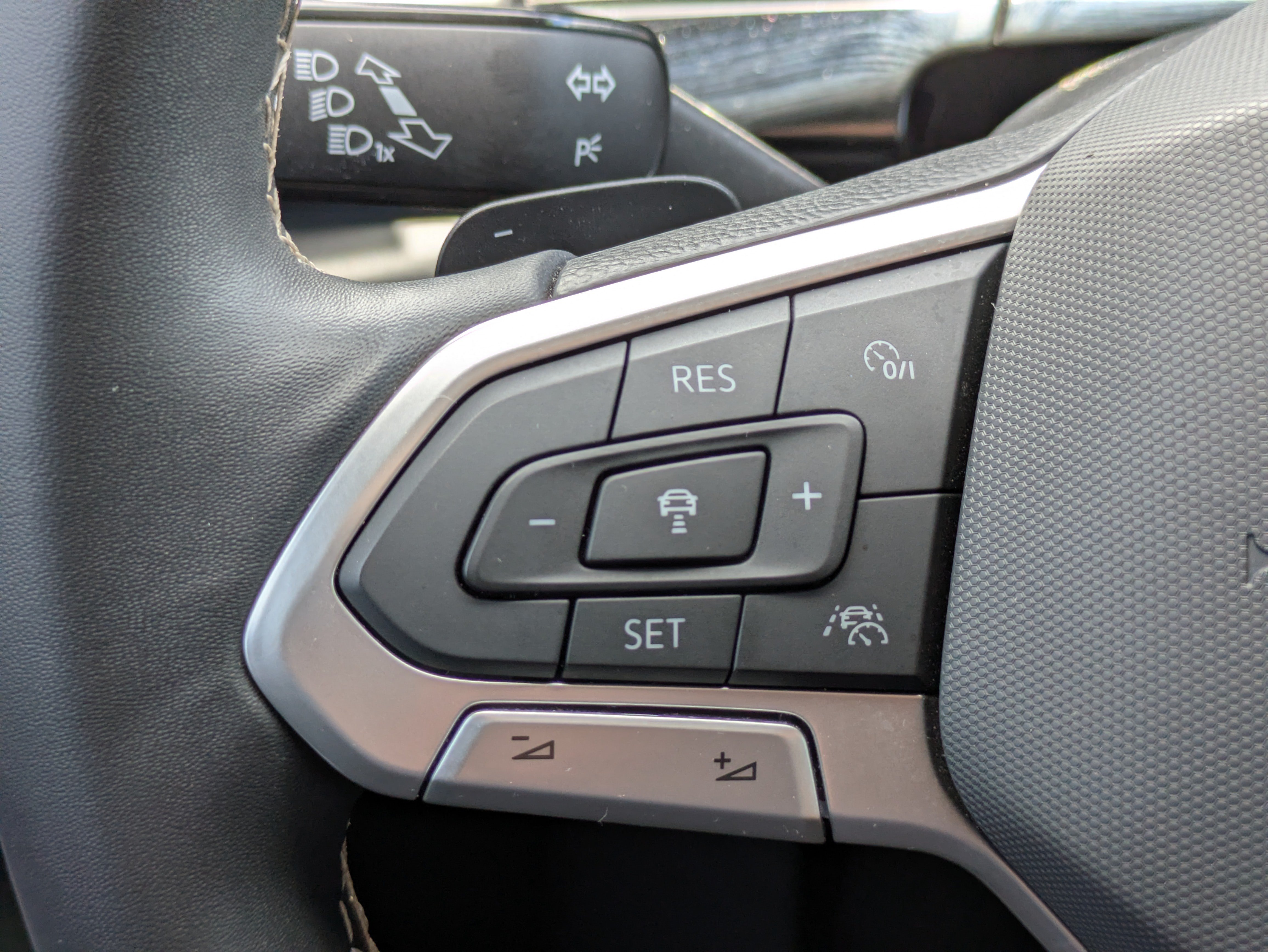 Used 2024 Volkswagen Atlas Cross Sport SE FWD image 22