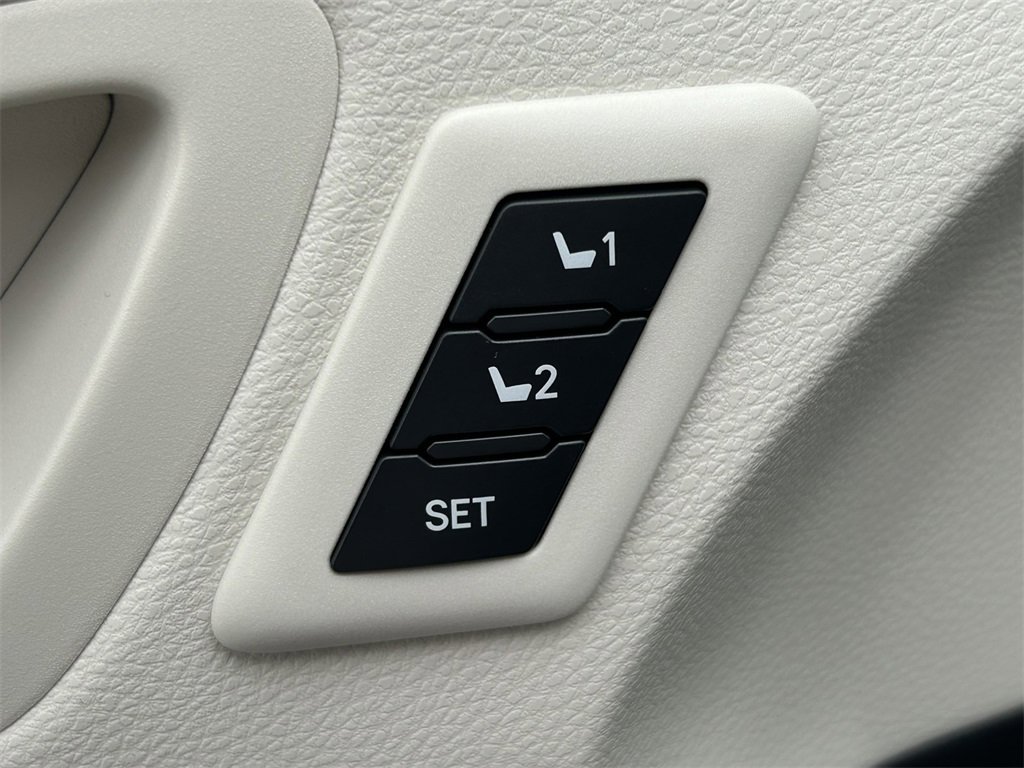 Used 2026 Toyota Sienna Limited image 29