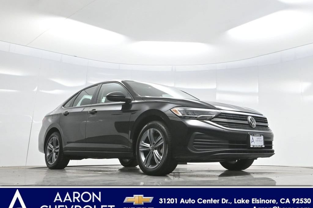 Used 2024 Volkswagen Jetta SE FWD image 2