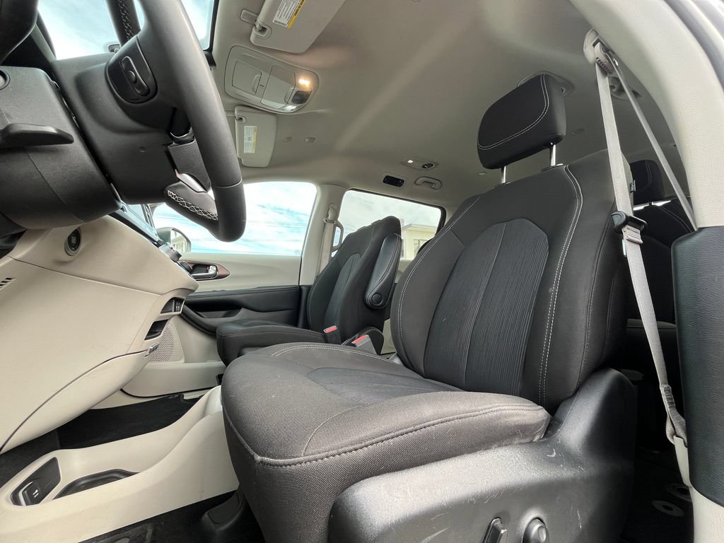 Used 2023 Chrysler Voyager LX FWD image 14