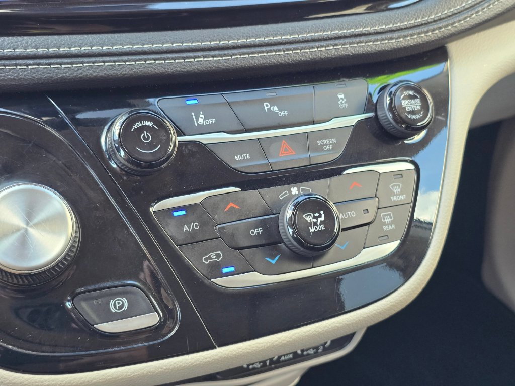 Used 2024 Chrysler Pacifica Limited FWD image 28