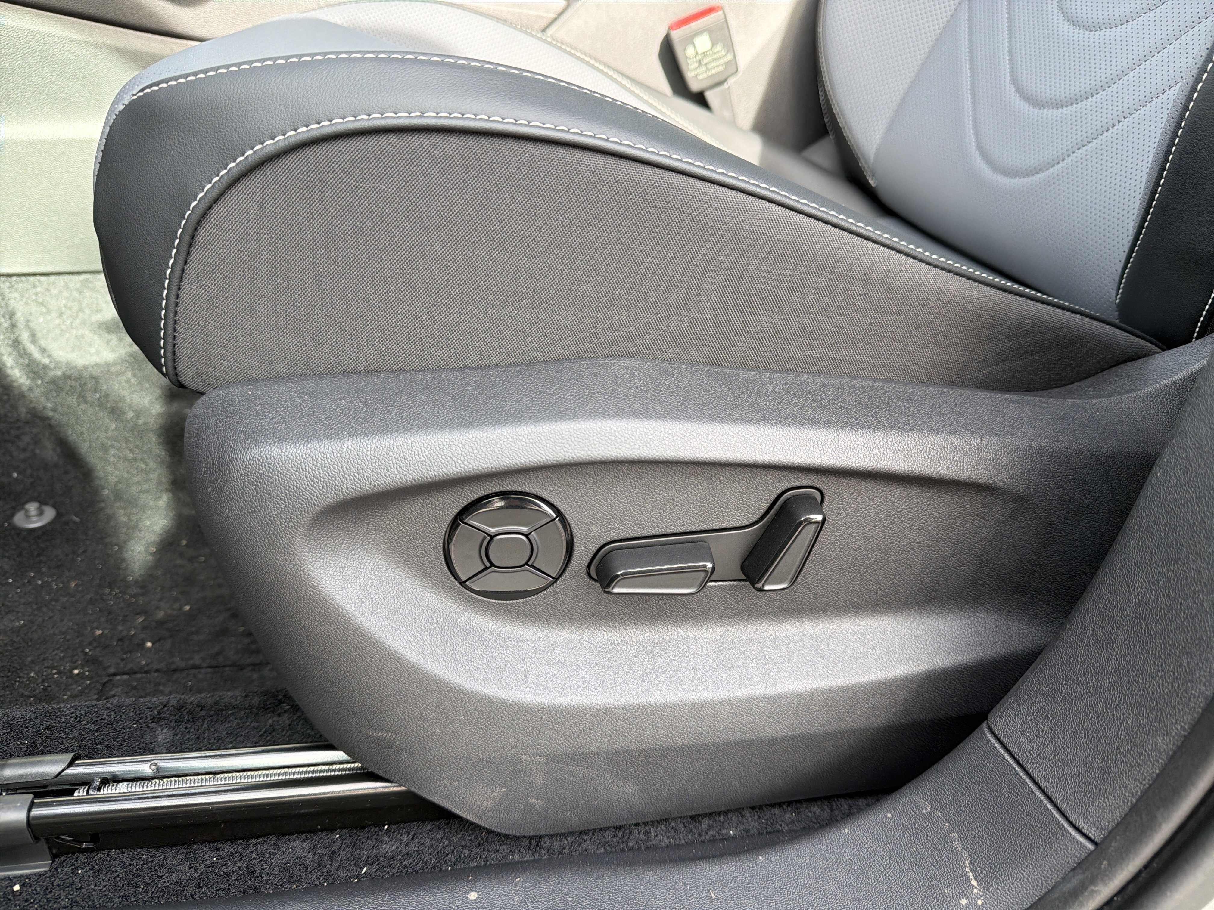 New 2026 Volkswagen Tiguan SE R-Line image 25