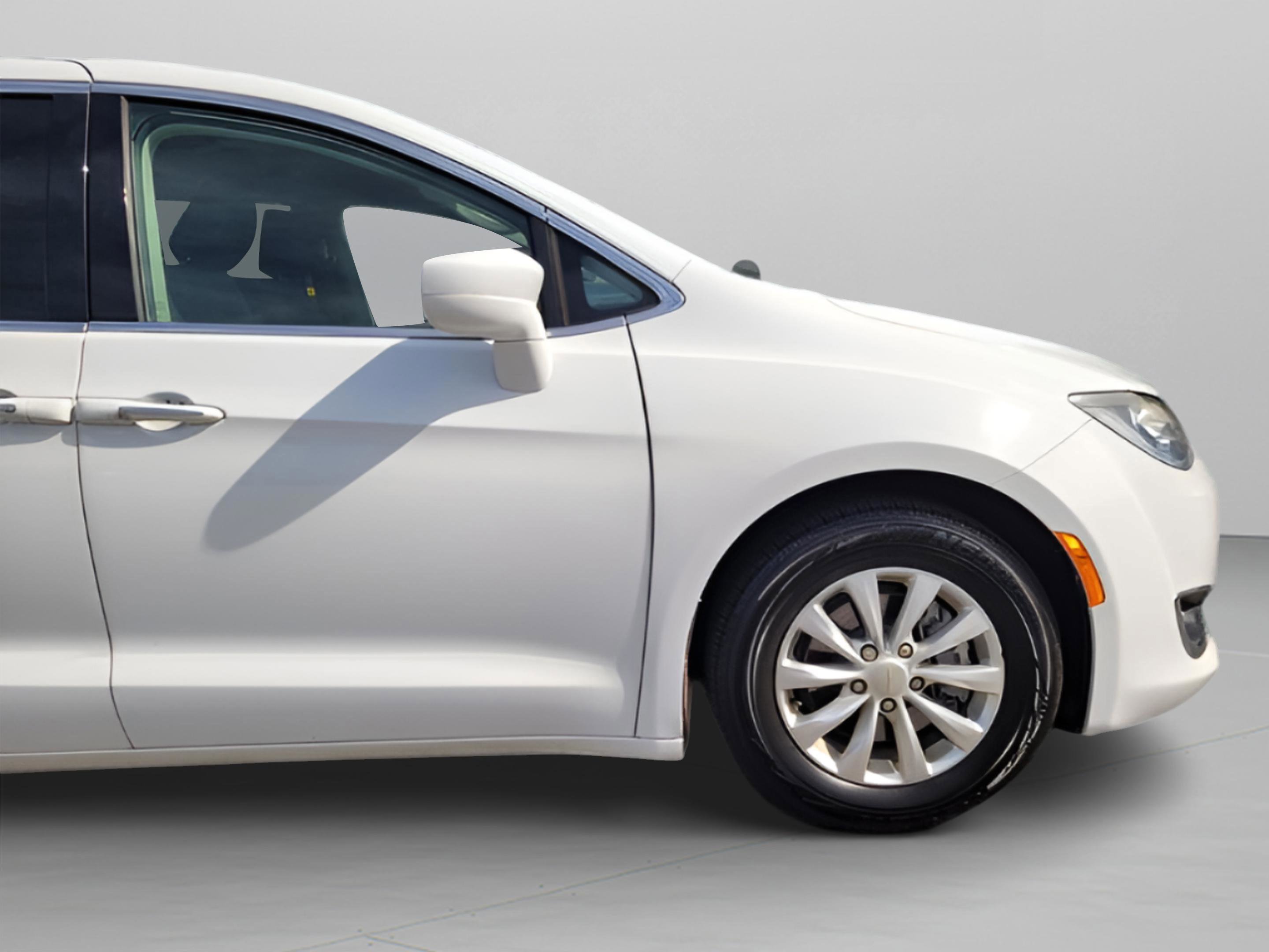 Used 2019 Chrysler Pacifica Touring Plus image 37