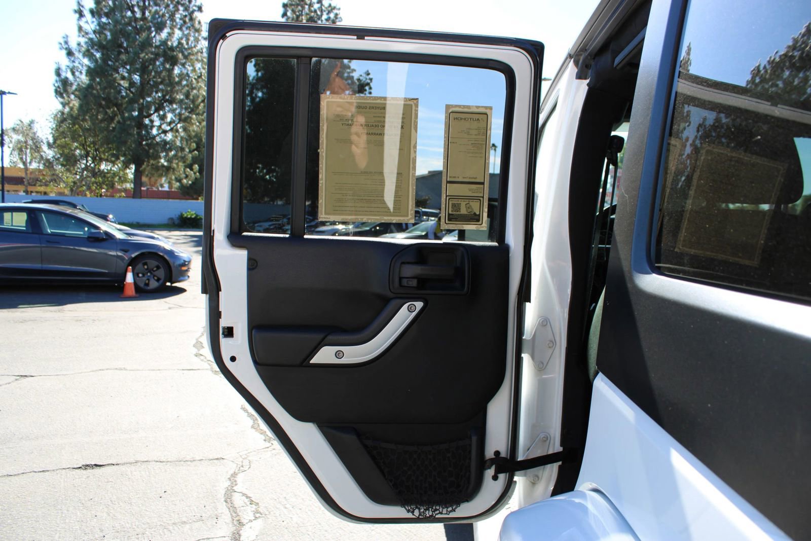 Used 2018 Jeep Wrangler Unlimited Sahara w/ Connectivity Group image 18