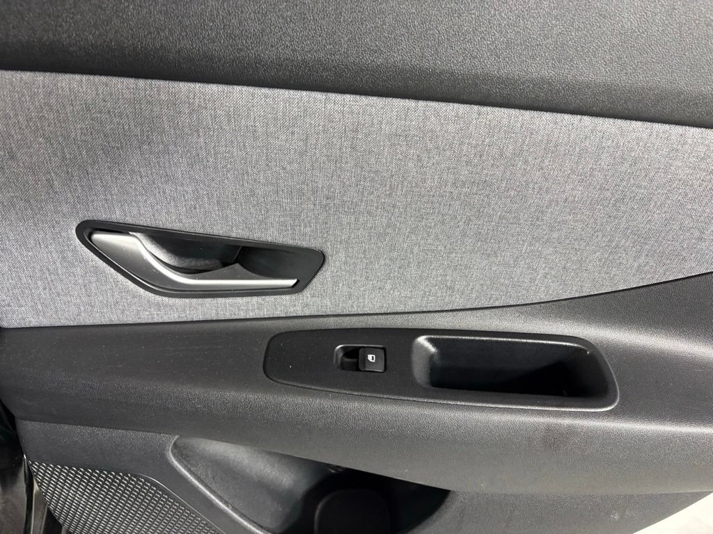 Used 2025 Hyundai Elantra Limited FWD image 15