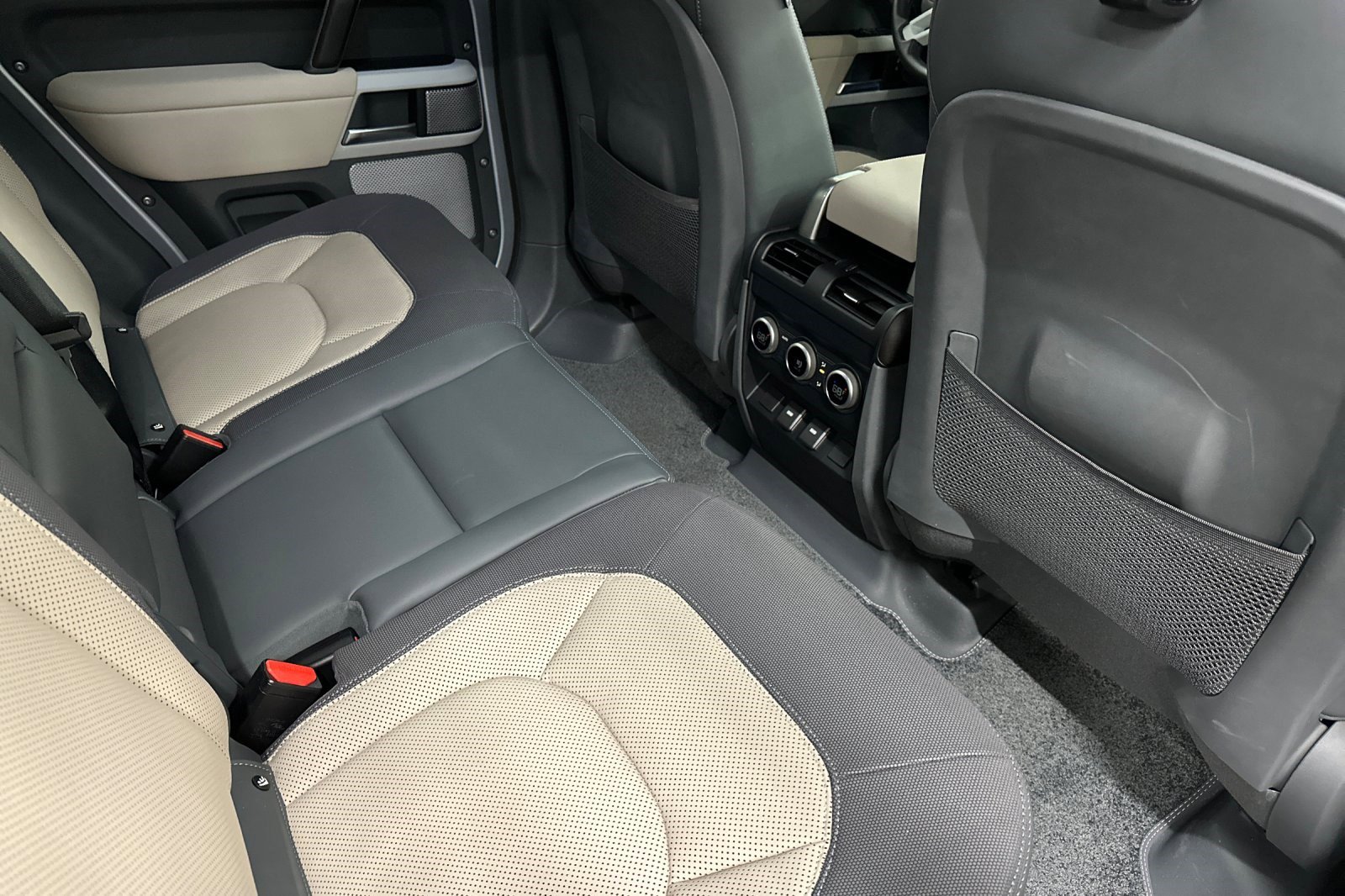 Used 2023 Land Rover Defender 130 X-Dynamic SE image 30