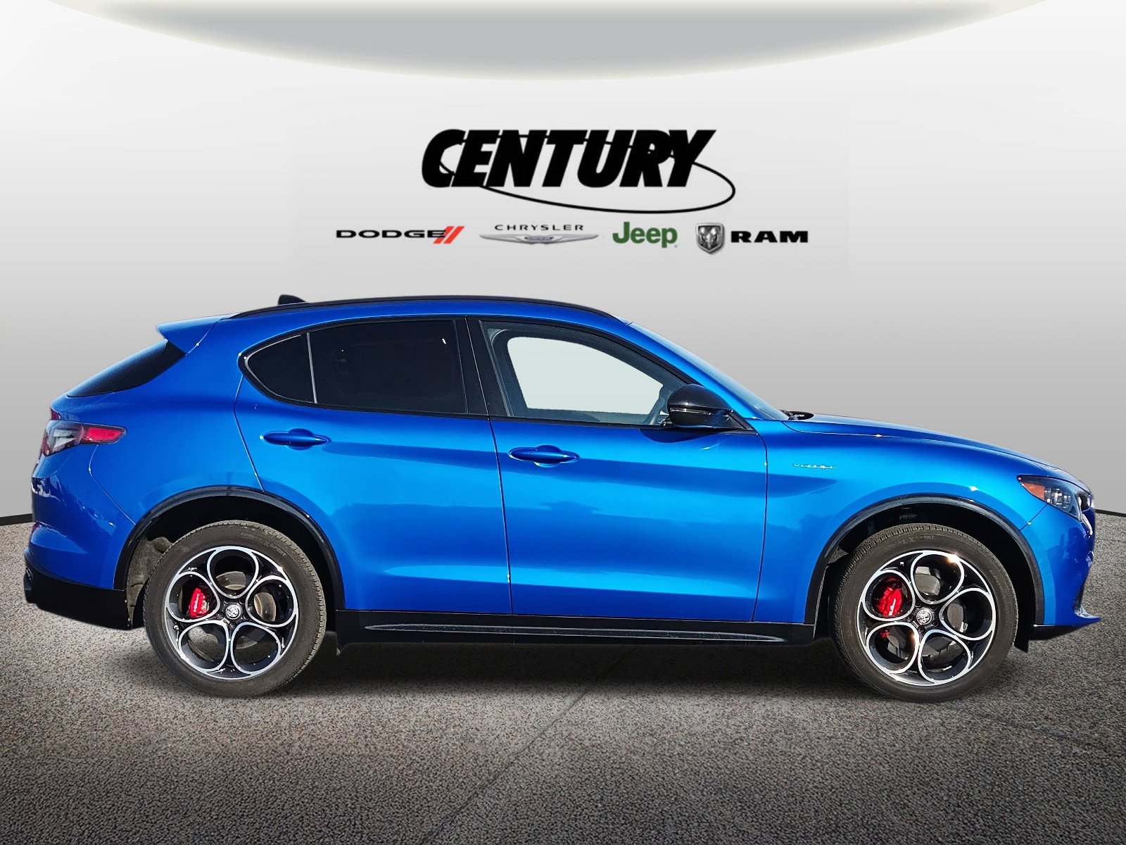 Used 2024 Alfa Romeo Stelvio Veloce image 2