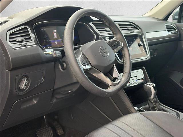 Used 2023 Volkswagen Tiguan SE w/ Panoramic Sunroof Package image 11