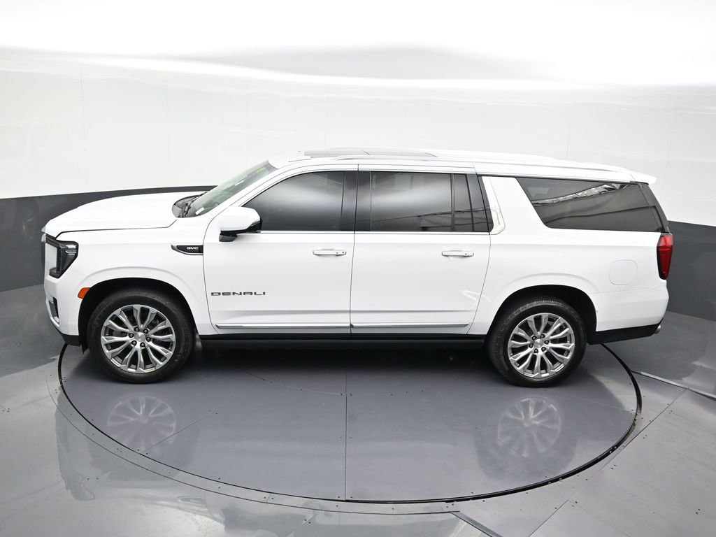 Used 2022 GMC Yukon XL Denali w/ Denali Premium Package image 18