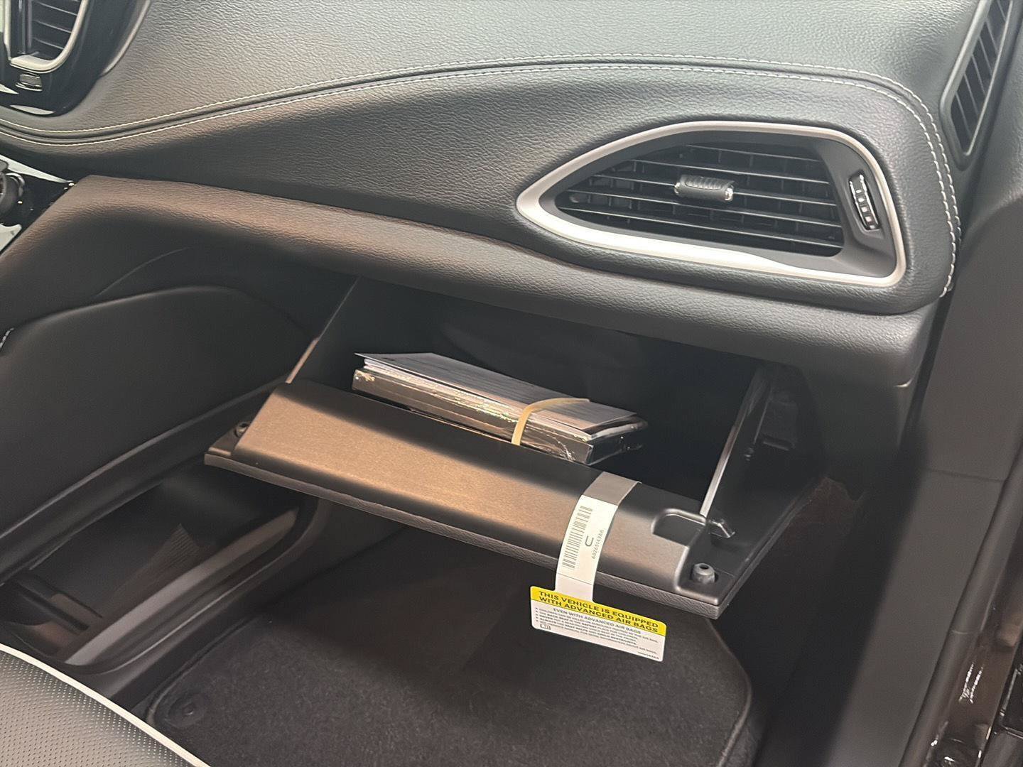 New 2027 Chrysler Pacifica Limited FWD image 24