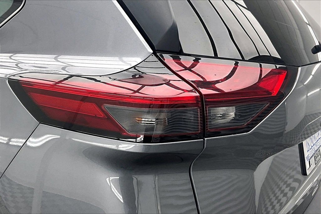 Used 2023 Nissan Rogue SV image 30