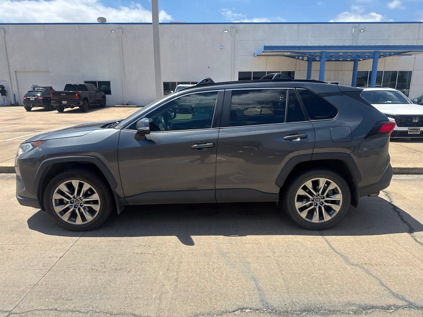 Used 2020 Toyota RAV4 XLE Premium FWD image 4