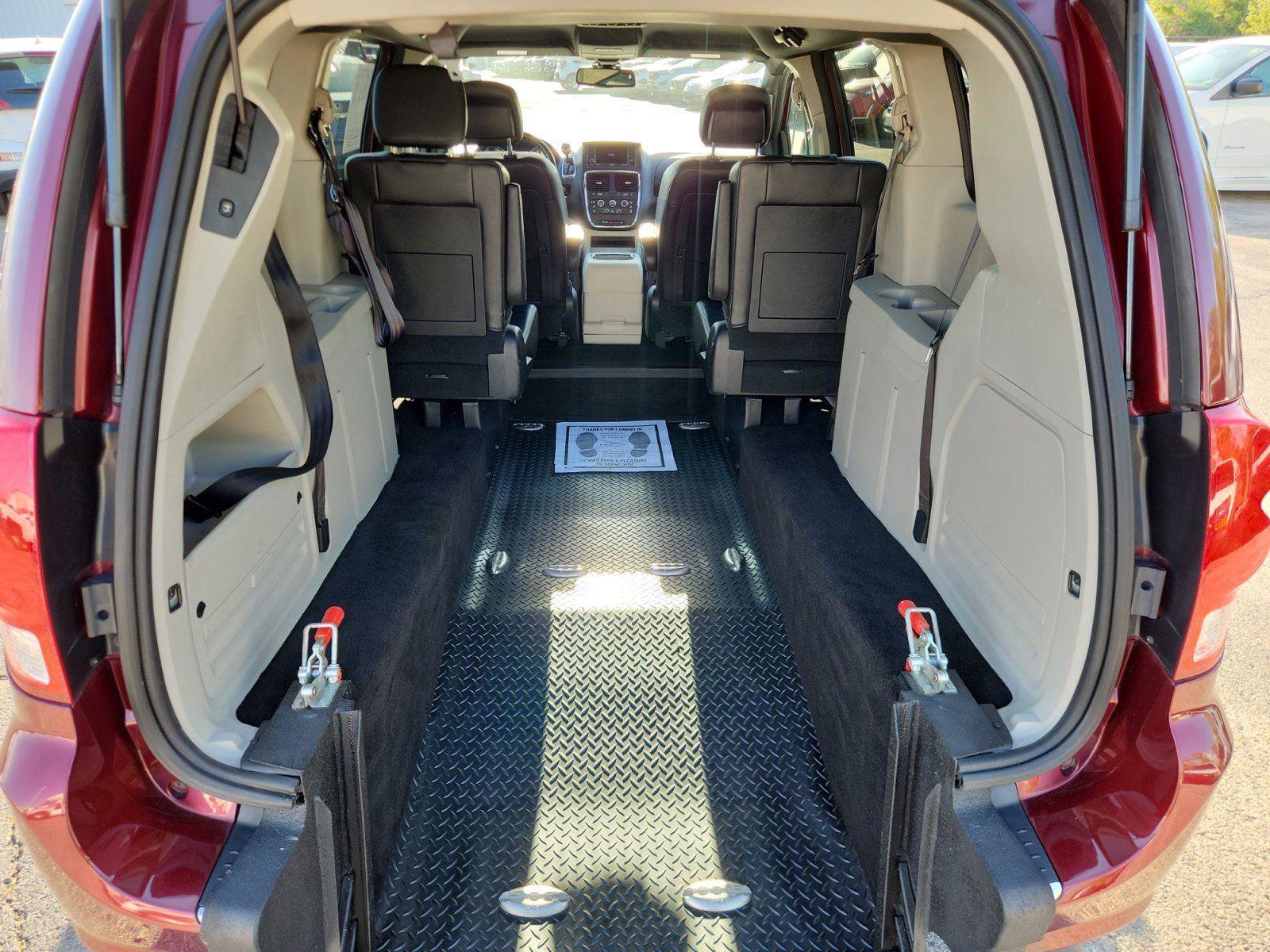 Used 2019 Dodge Grand Caravan SXT FWD image 12