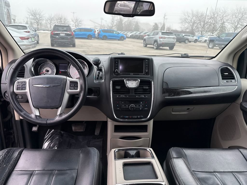 Used 2014 Chrysler Town & Country Touring image 12