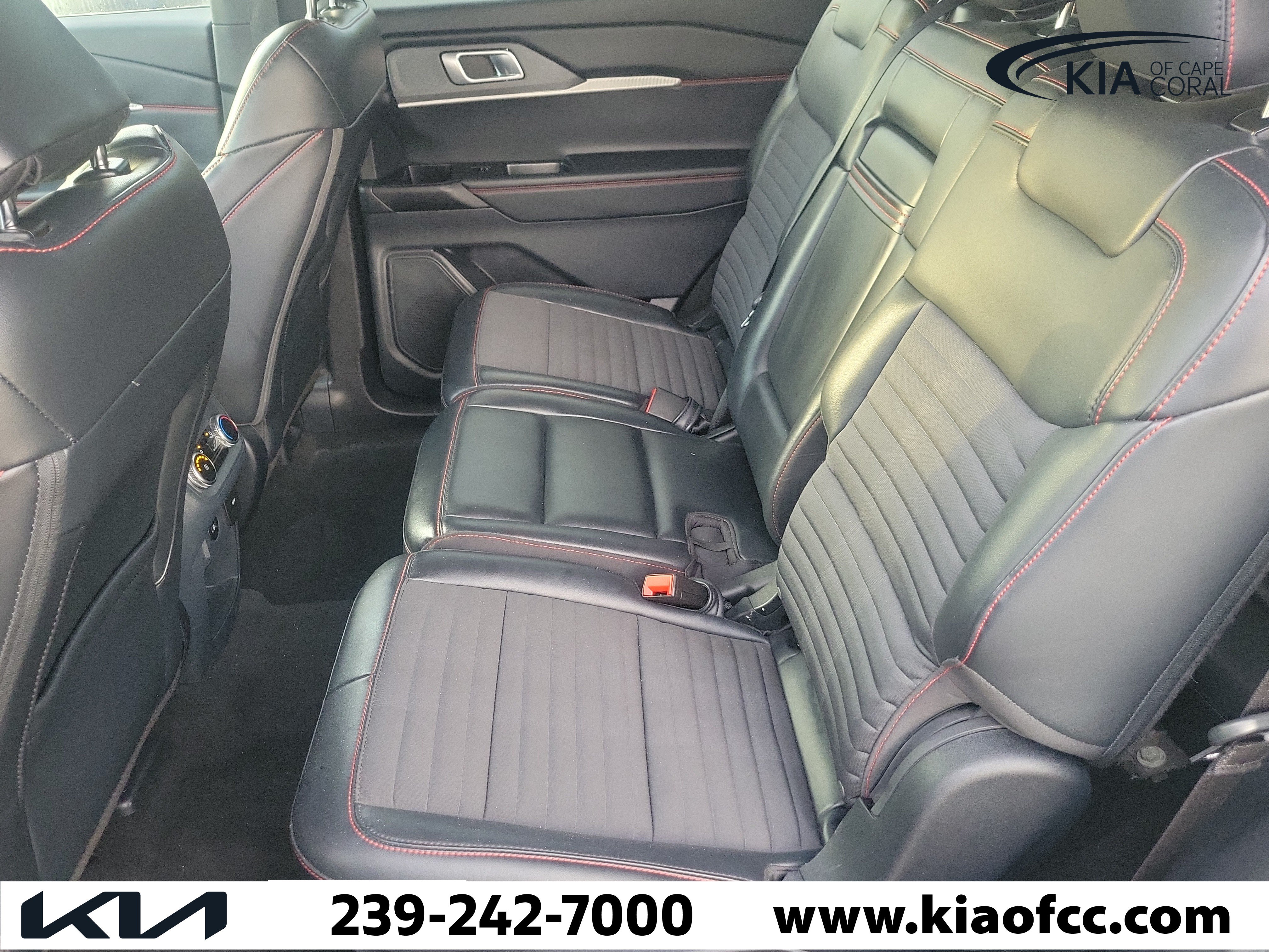 Used 2025 Ford Explorer ST-Line w/ ST-Line Street Pack AWD/4WD image 13