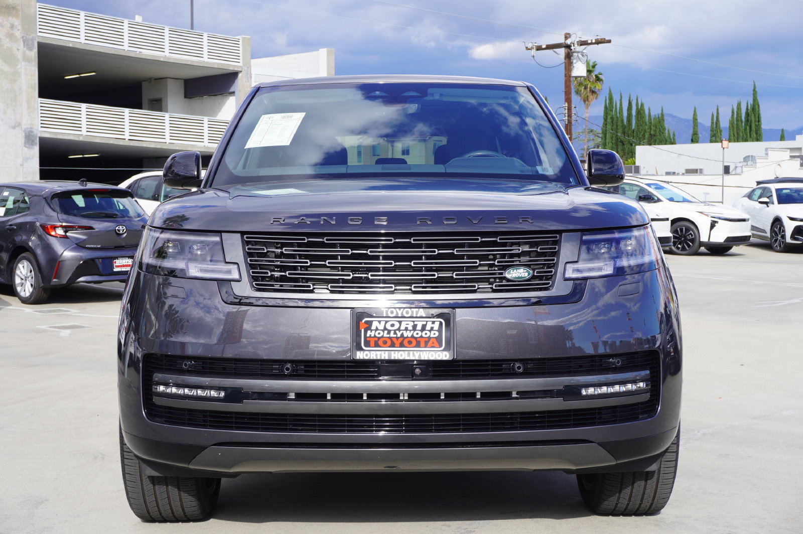 Used 2025 Land Rover Range Rover SE AWD/4WD image 3