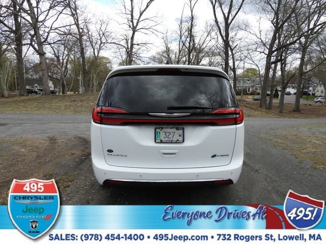 Used 2023 Chrysler Pacifica Touring-L FWD image 4