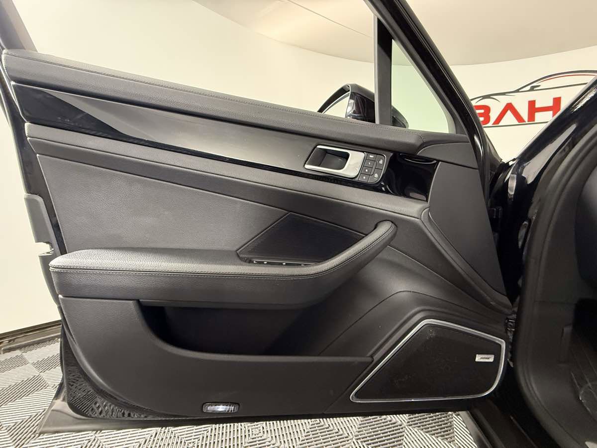 Used 2022 Porsche Panamera 4 w/ Premium Package AWD/4WD image 22