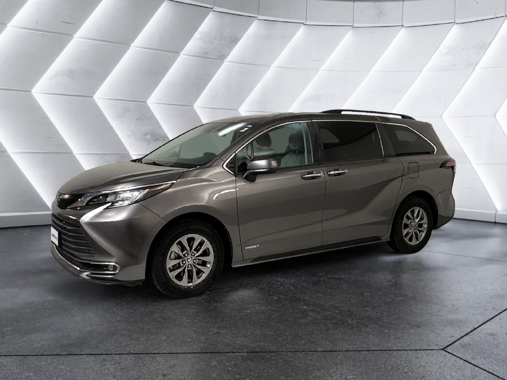 Used 2021 Toyota Sienna XLE AWD/4WD image 3