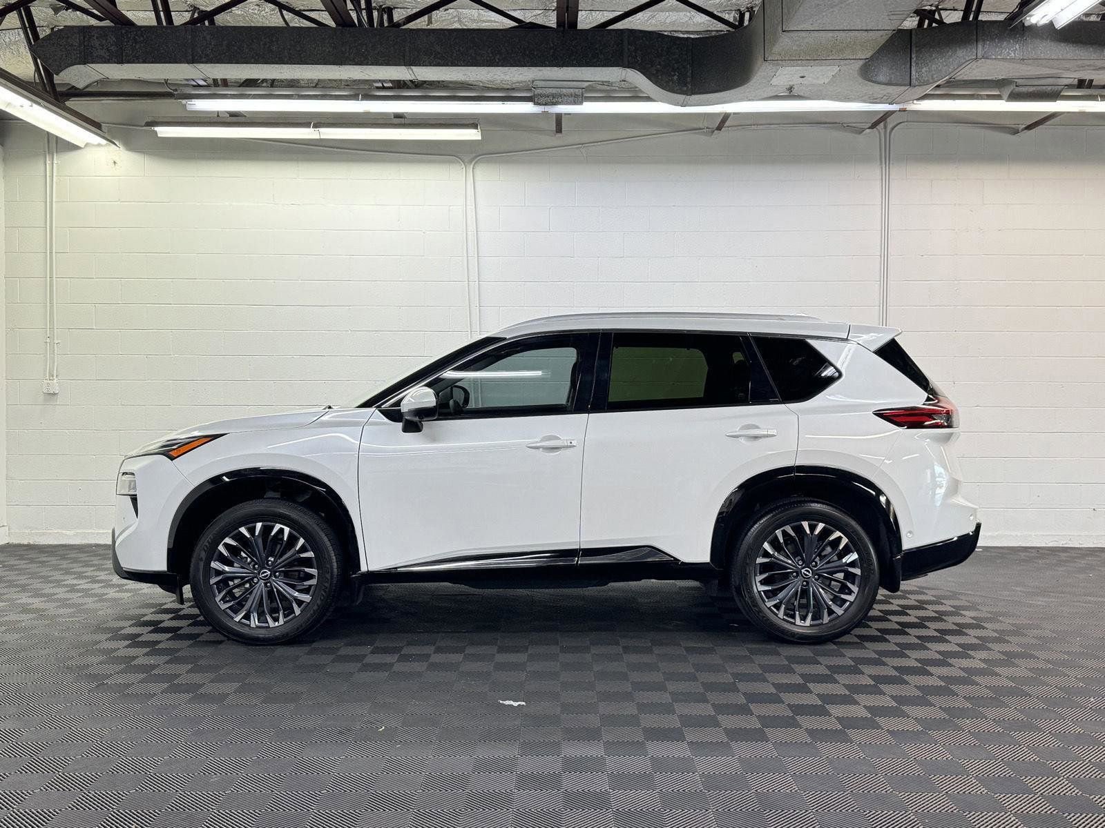 Used 2024 Nissan Rogue Platinum w/ Platinum Premium Package image 3