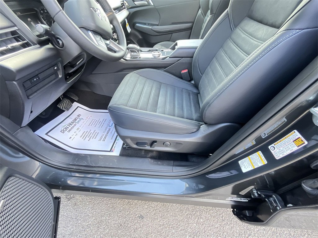 New 2025 Mitsubishi Outlander SE image 12