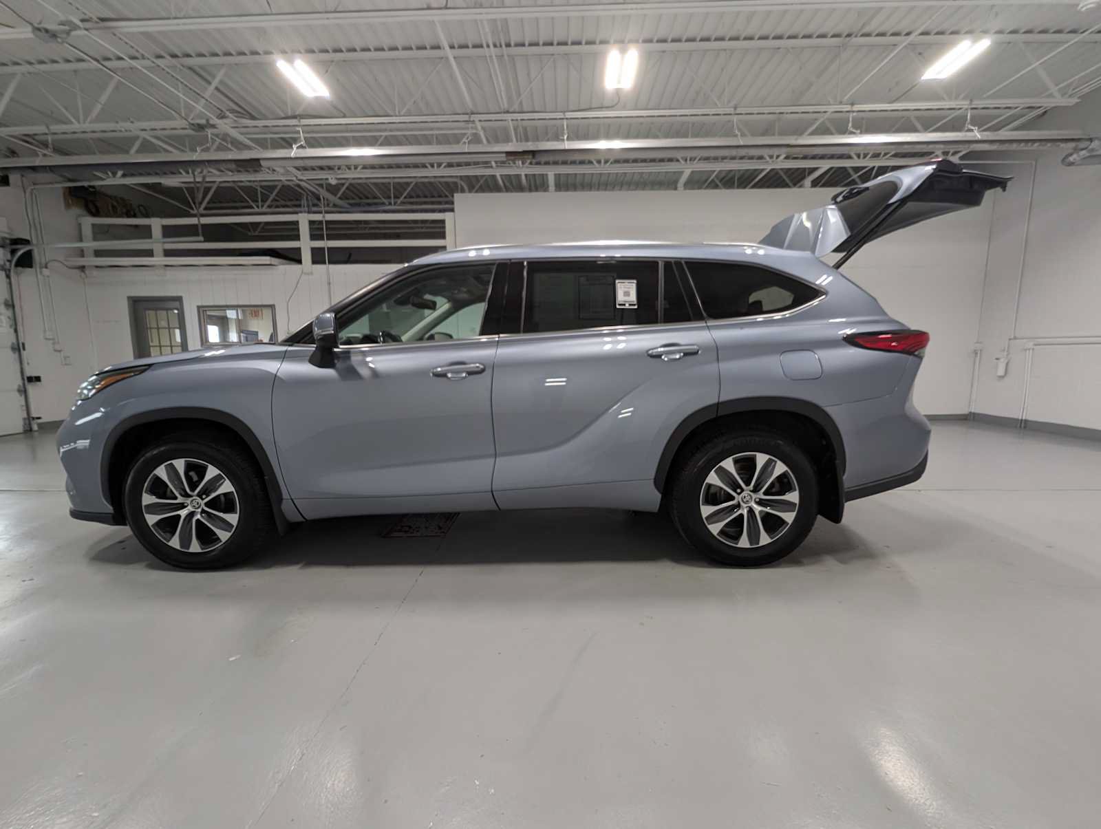 Used 2021 Toyota Highlander XLE AWD/4WD image 12