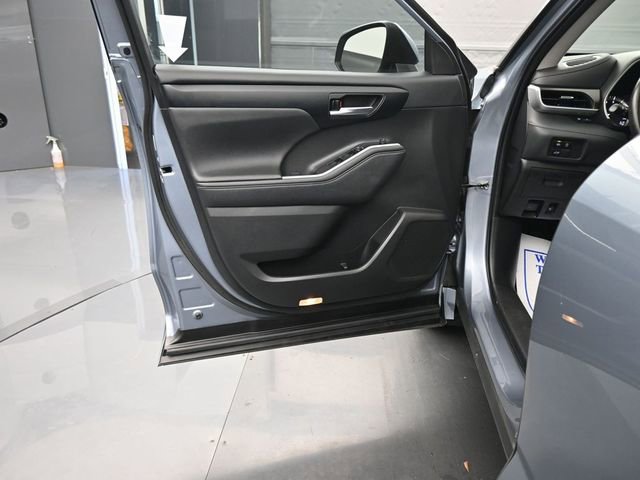 Used 2023 Toyota Highlander XLE image 12