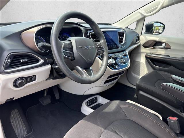 Used 2017 Chrysler Pacifica Touring w/ Tire & Wheel Group FWD image 9