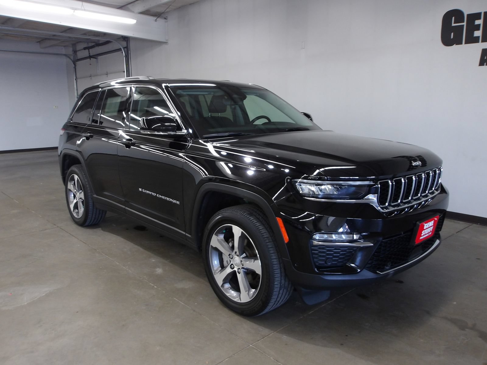 Used 2023 Jeep Grand Cherokee Limited w/ Luxury Tech Group II AWD/4WD image 4