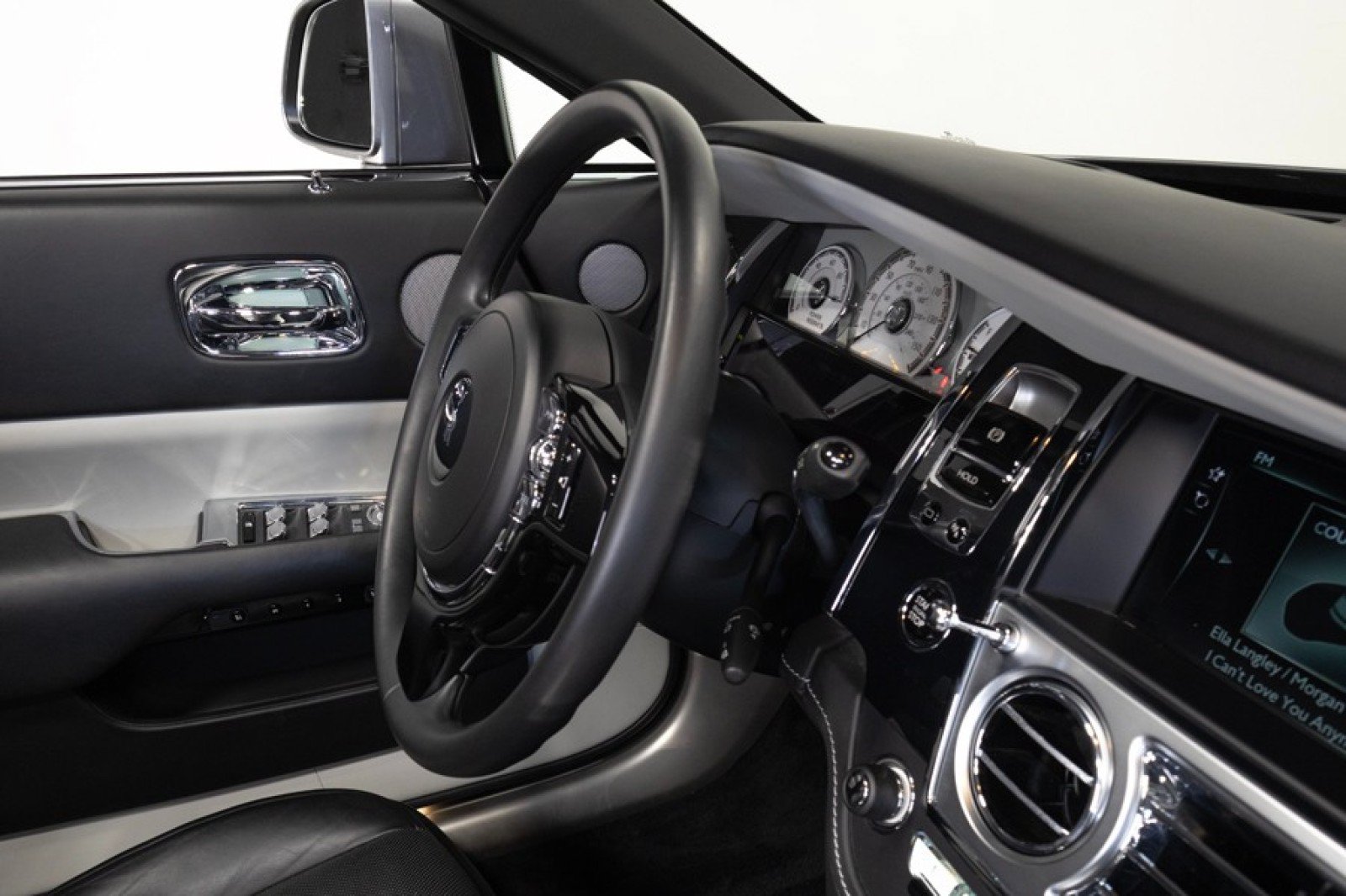 Used 2019 Rolls-Royce Dawn RWD image 55