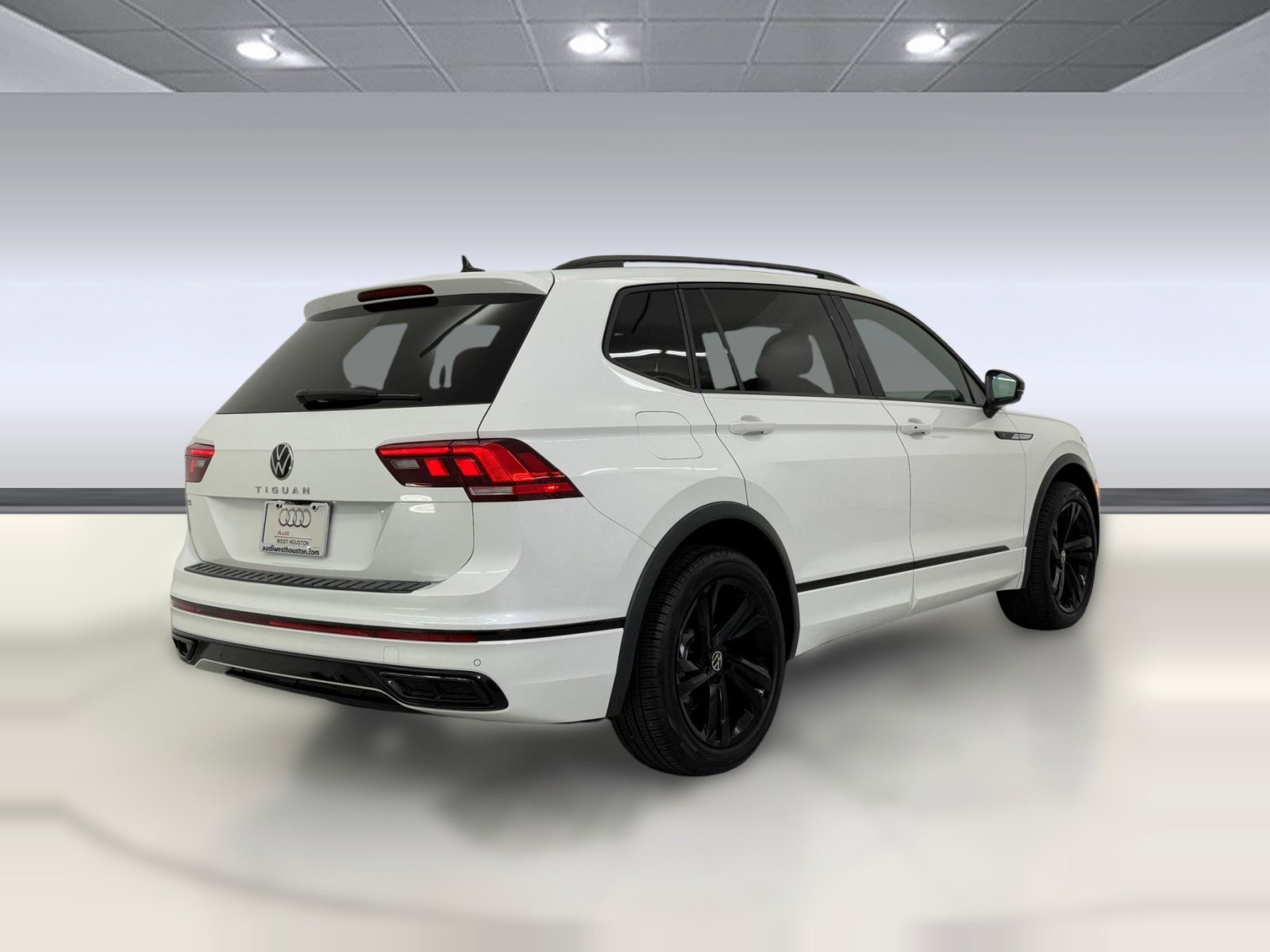 Used 2024 Volkswagen Tiguan SE R-Line image 9