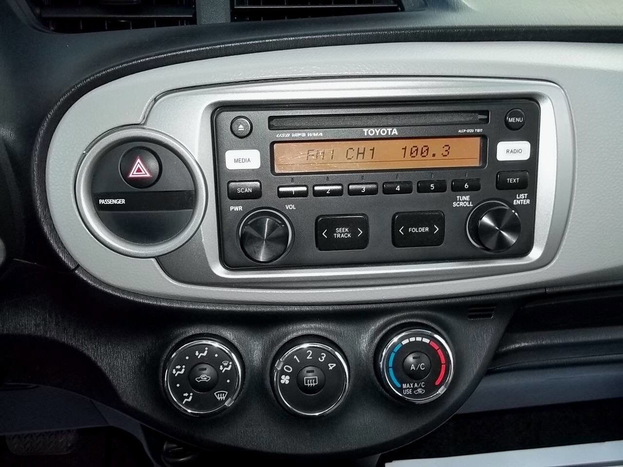 Used 2012 Toyota Yaris L image 7