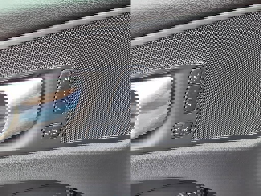 New 2025 Volvo XC60 B5 Core w/ Climate Package image 15