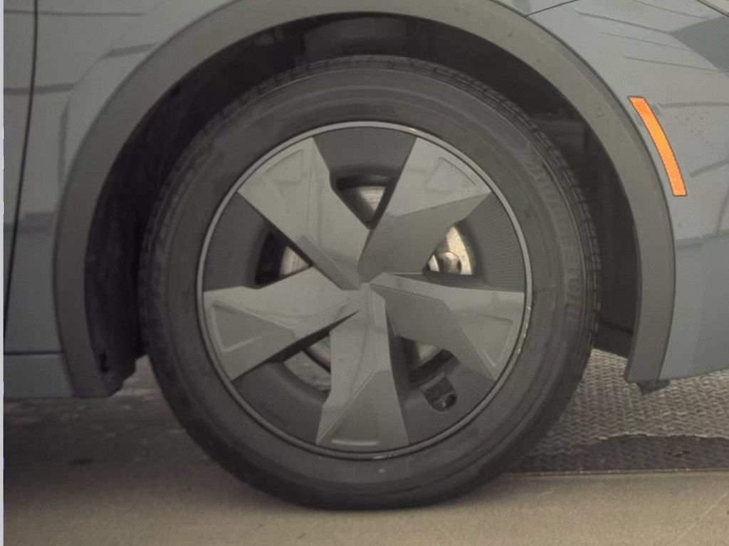 Used 2025 Toyota Prius LE FWD image 4
