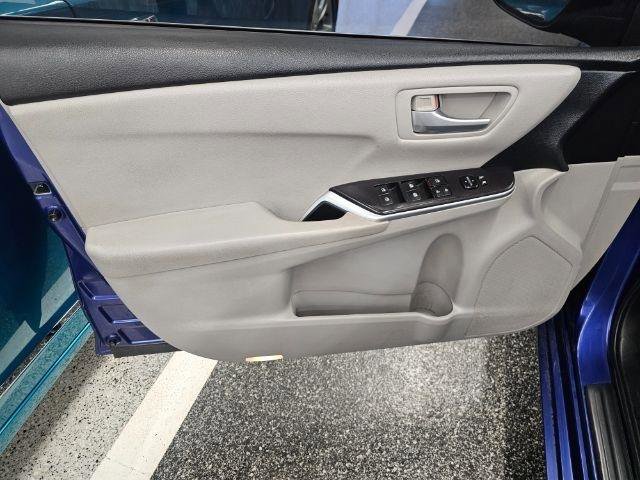 Used 2015 Toyota Camry SE FWD image 21