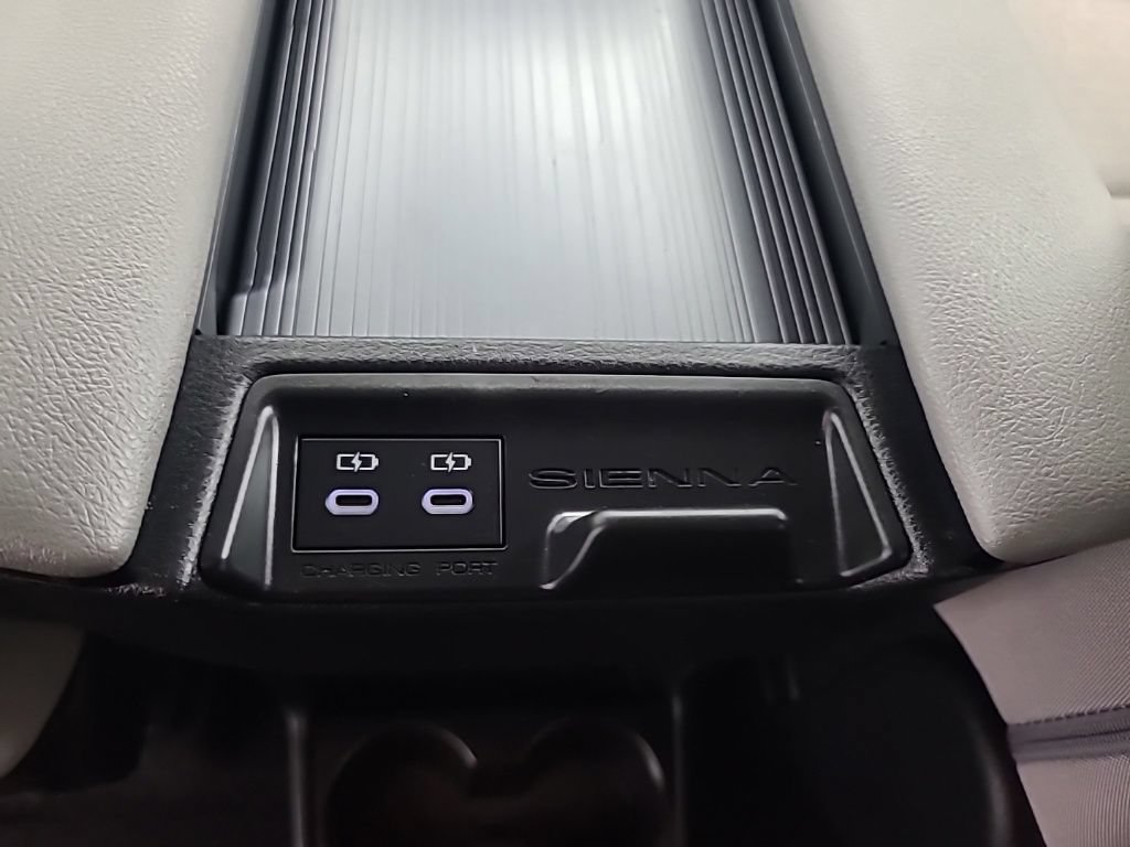 Used 2026 Toyota Sienna LE FWD image 23
