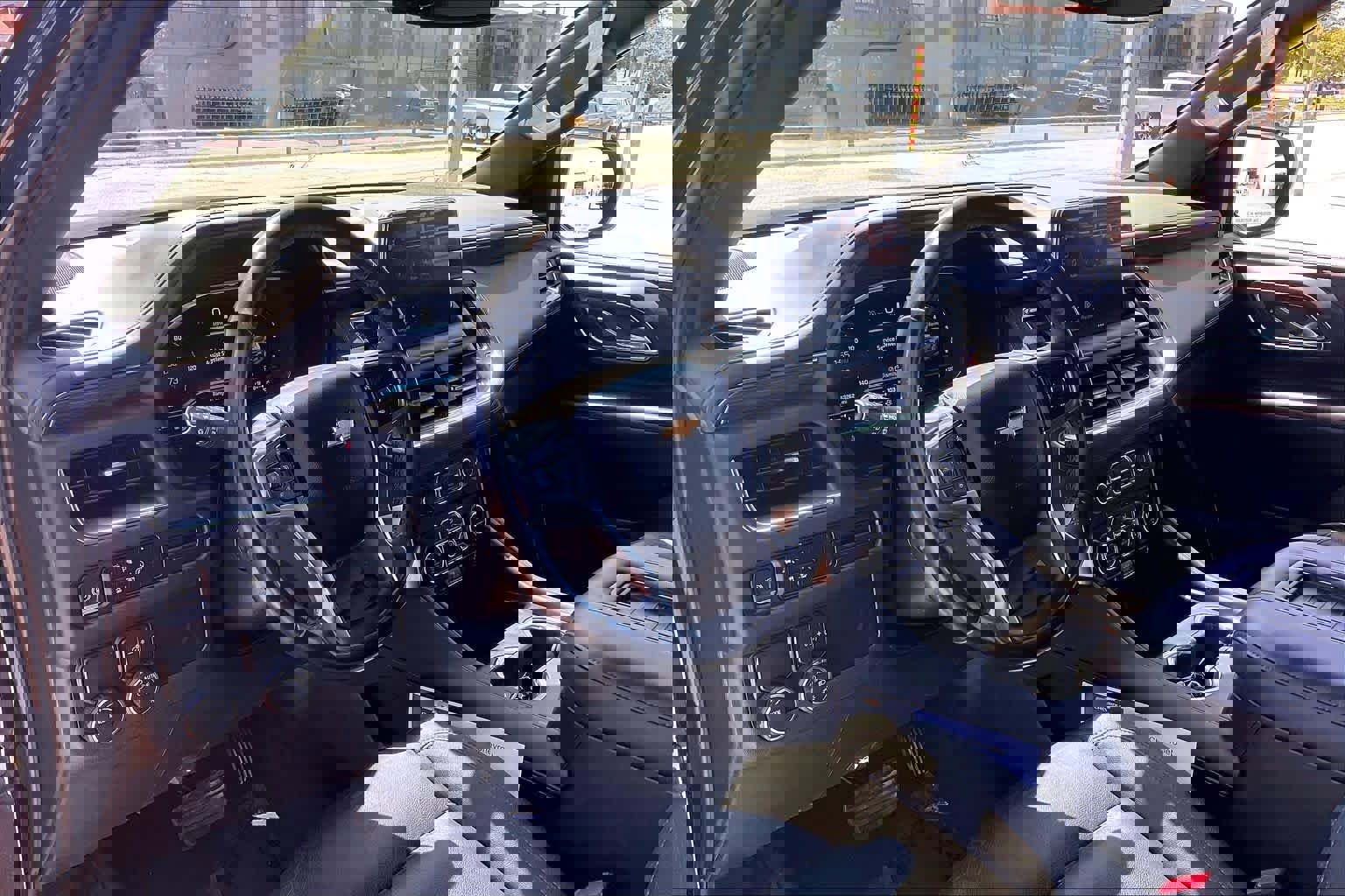 Used 2023 Chevrolet Suburban LT w/ Luxury Package image 17